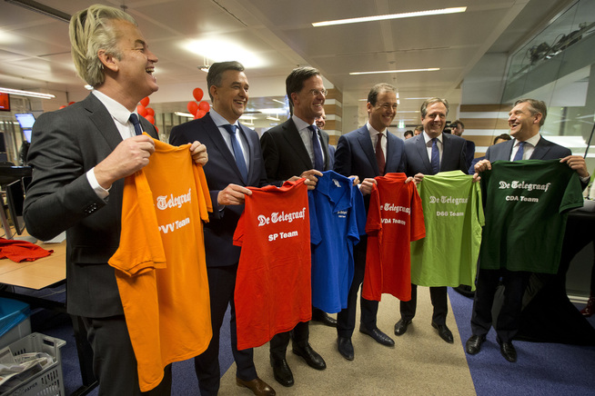 <p>SJELDEN SAMMEN: Frihetspartiets Geert Wilders på et sjeldent treff med lederne av de andre største partiene i Nederland. Samtlige av dem utelukker å samarbeide med Wilders i regjering. FOTO: AP</p>