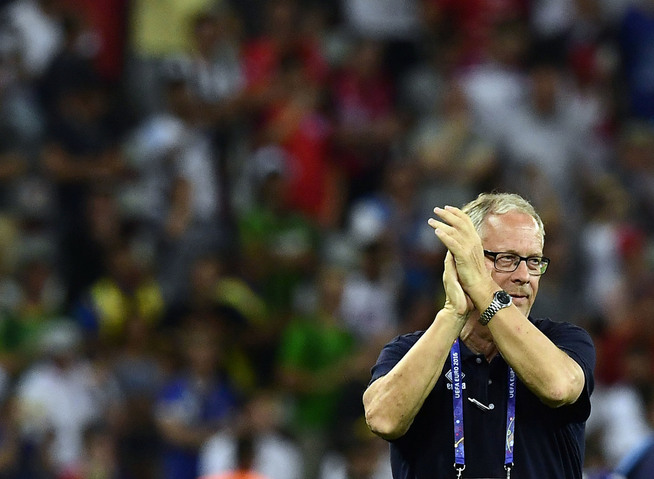 <p>ORGANISATOREN: Sverige og Zlatan var ferdig med Lars Lagerbäcks 4-4-2-fotball. Da dro han til Island og ble folkehelt, og han mener det kan være en fordel å være en liten nasjon. Foto: AFP</p>