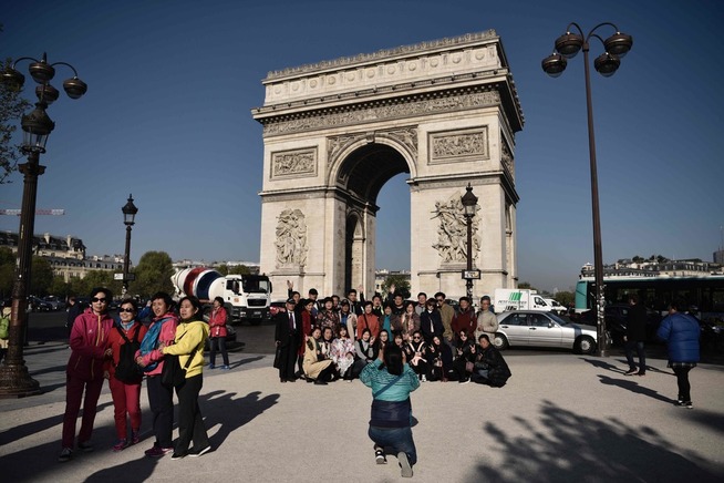 <p>BUSINESS AS USUAL: Turistlivet går sin gang, mindre enn et døgn etter terrordramaet på Paris` hovedgate. En politimann ble drept torsdag kveld da en terrorist åpnet skjøt mot franske politifolk. Foto: AFP</p>