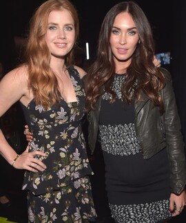 & lt; p & gt; posed: Megan Fox (T. H.) and Amy Adams. Kulen p & # xE5; Fox's stomach is clearly visible. & lt; / p & gt;