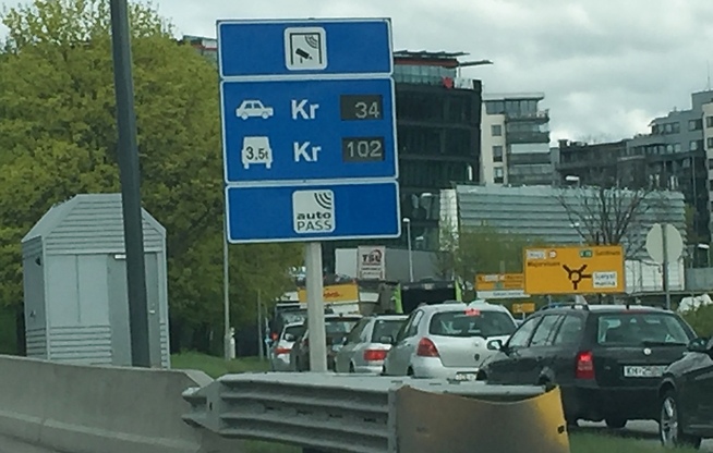 <p>DAGENS BOMPRIS: 34 kroner er dagens bompris for en passering for personbiler (diesel/bensin) i Oslo-bomringen, som her ved Skøyen på E18.</p>