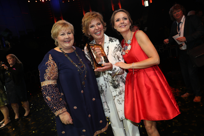 <p>HEDRET: Erna Solberg delte ut hedersprisen til Wenche Andersen, her med Linda Hofstad Helleland.</p>