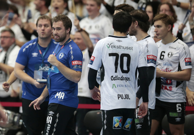 <p>UENIG MED SJEFEN: Trener Michael Apelgren (til venstre i blått) jubler for scoring mot La Rioja i oktober. Nå får han kritikk for egen taktiske vurderinger av sin egen daglige leder. </p>