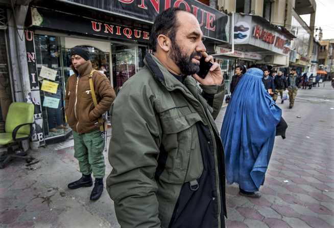 <p>HENTER DE RETURNERTE: Gul Pacha jobber for et advokatfirma som bistår UDI med reintegrering av afghanske flyktninger. Her er Pacha på telefonen utenfor hotellet der de returnerte innlosjeres.</p>