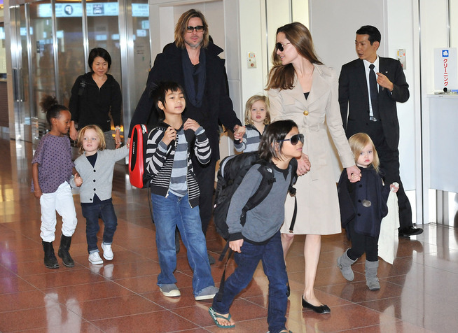 <p>STRIDENS CORE: A of få images where all six kids are gathered around Brad Pitt and Angelina Jolie. From left to right: Zahara, Knox, Maddox, Shiloh, Pax and Vivienne. Photo: GETTY</p>
