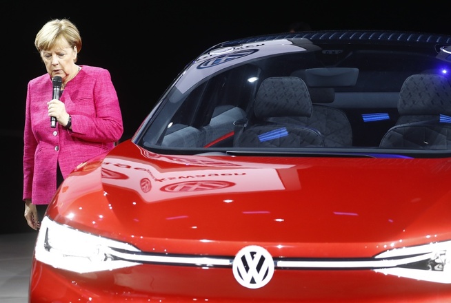 <p>NY KANSLERBIL? Volkswagen sliter med ryktet etter dieselskandalen, men selskapet viste stolt frem nye varianter under bilmessen. Her inspiserer forbundskansler Angela Merkel gliset. FOTO: Reuters</p>