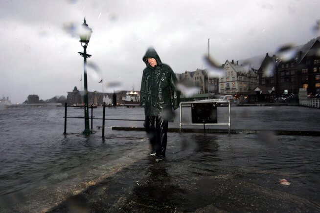 <p>VERSTE SIDEN 2005: Stormfloen på Vestlandet torsdag formiddag blir den høyeste siden ekstremværet «Inga» for nøyaktig 12 år siden. Da så det slik ut på Bryggen i Bergen.</p>