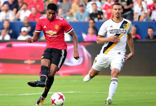<p>LEVERTE: La Galaxys Daniel Steres (høyre) er tilskuer når Marcus Rashford setter inn ett av sine to mål i treningskampen i natt.</p>