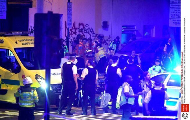 <p>ÅSTEDET: Nødetatene i Seven Sisters Road i nærheten av Finsbury Park.</p>