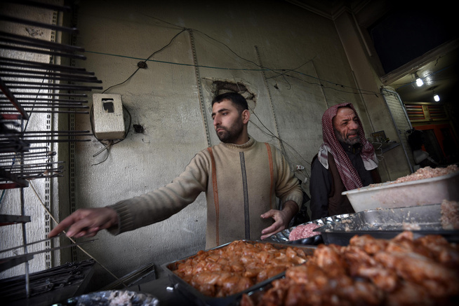 <p>KEBABKOKKER: Muhamed Ali (36) og faren Muhamed Kher har gjenåpnet kebabgrillen i nabolaget Alshaar.</p>