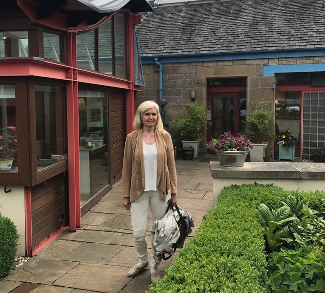 <p>STOR DRØM: Samtidig som Kristin Moe er syk, jobber hun hardt for andre kreftpasienter. Hun er med i en gruppe som prøver å etablerer et britisk Maggies-kreftsenter i Norge. Ideen er et besøkssenter for kreftpasienter hvor pasienter og pårørende kan få hjelp fra eksperter til å takle alt som følger med sykdommen. Moe vet ikke om hun selv får se senteret ferdig.</p>