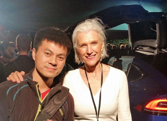 <p>MED ELONS MOR: Under verdenspremieren for Tesla Model 3 møtte Bjørn Nyland Tesla-sjef Elon Musk sin mor, Maye Musk.</p>