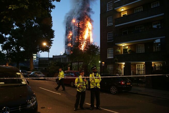 <p>FULL FYR: Politiet har sperret av et stort område rundt Grenfell Tower for å gi plass til nødetatene.</p>