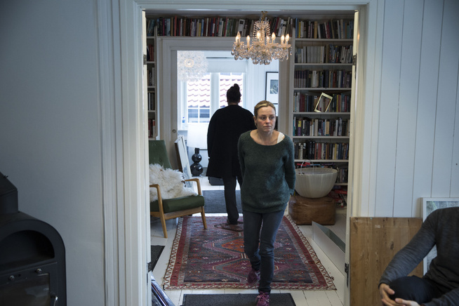<p>STUA: Solveig Kloppen inspiserer TV-riggingen i sin egen stue. En direktesending krever sitt.</p>