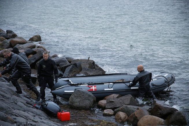 <p>INTENSIVT SØKT: Politiet har siden Kim Wall forsvant for halvannen uke siden søkt etter den svenske journalisten i sjøen utenfor København. I går ble det funnet et kvinnelik på øya Amager i nærheten av området der politiet har konsentrert sitt søk.</p>