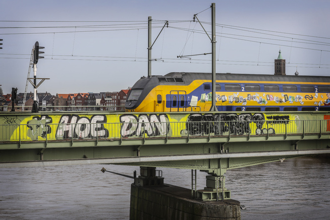 <p/> <p>KRITISK GRAFFITI: Ikke alle støtter bygutten Geert Wilders. På jernbanebruen over fra Venlo til nabobygda Blerick, står det «Hoe dan, Geert?» , « Hvordan, Geert?» </p>