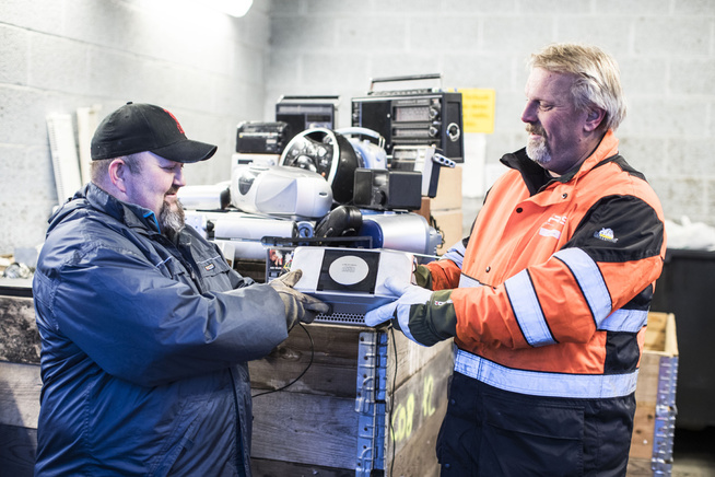 <p>Driftsoperatør Arild Olsen ved Iris Miljøtorg Bodø tar imot en gammel radio fra Espen Lekanger (46). FOTO: TORE KRISTIANSEN, VG</p>