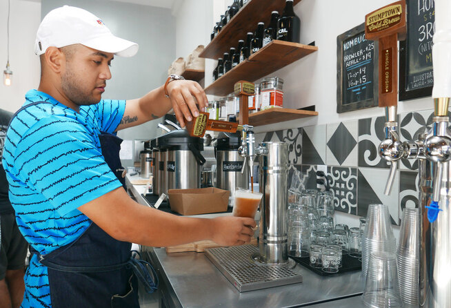 <p>BARISTA: Antonio Alejandrino er daglig leder for Los Angeles-kaffebaren Lo/Cal som har servert kaffe fra fat i flere år. Hver dag er køen med tørste kunder lang.</p>