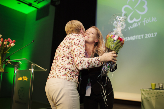 <p>FIKK HYLLEST: Sandra Borch overrasket Liv Signe Navarsete med blomster lørdag.</p>