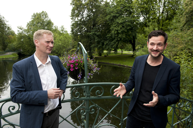 <p>FLØRT: Under et VG-intervju i august 2015 flørtet Harald Schjelderup (Ap) og Dag Inge Ulstein (KrF) åpenlyst. Få måneder senere dannet de byråd i Bergen sammen,</p>