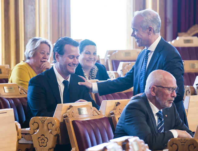 <p>KOMMUNE-KAMERATER: Helge André Njåstad (Frp) får en klapp på skulderen av kommunalminister Tore Sanner (H) mens Stortinget behandler tvangssammenslåingene. Njåstad ledet forhandlingene om tvangssammenslåingene.</p>