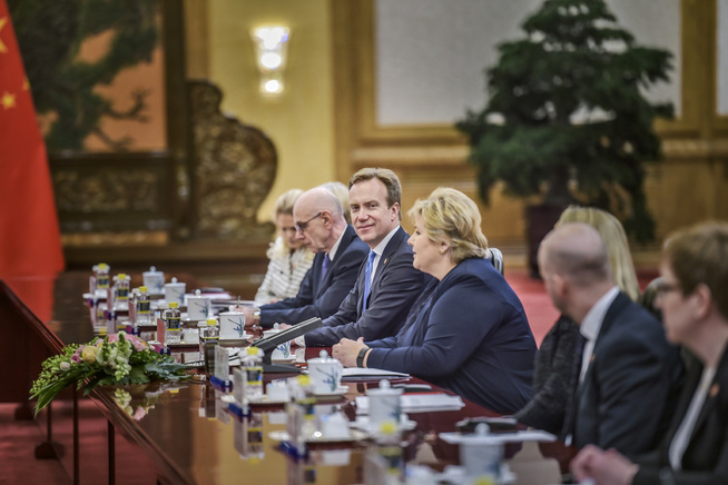 BEIJING: Erna Solberg og Børge Brende er toppmøter i Beijing i dag hvor de møter Kinas statsminister Li Keqiang i Folkets Store Hall.