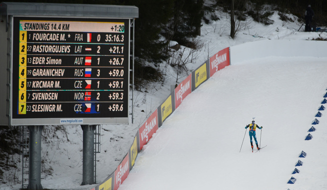<p>ALENE I TET: Martin Fourcade på vei opp den siste bakken på stadion og inn til en overlegen seier på søndagens fellesstart i Holmenkollen.</p>