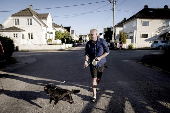 <p>GÅR TUR: Morten (49) lufter hunden Oskar (2). Hver dag går han forbi stedet ved skolen hvor Tone ble drept. – I begynnelsen var det grusomt, sier han. FOTO: KLAUDIA LECH, VG</p>