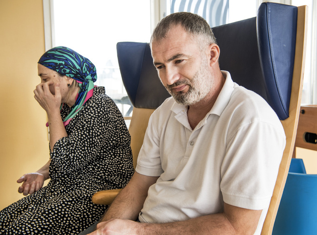 <p>MORMOR OG FAR: Lom-Ali og Ganga sørger etter at de fikk nyheten om at Djabrail ville bli koblet ut av respiratoren.</p>