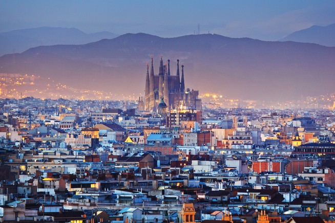 <p>SOM EN KRONE: La Sagrada Familia troner midt i bybildet. </p>