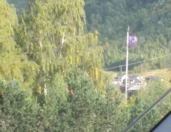 <p>FOTBALLFLAGG: Her vaier Vålerenga-flagget i prestegården i Lom fredag, mens det foregikk en begravelse i Lom stavkyrkje like ved prestegården. Foto: PRIVAT</p>