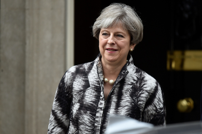 <p/> <p>UT OG SANKE STEMMER: Statsminister Theresa May mangler 8 stemmer for å ha flertallet i underhuset. FOTO: REUTERS</p>