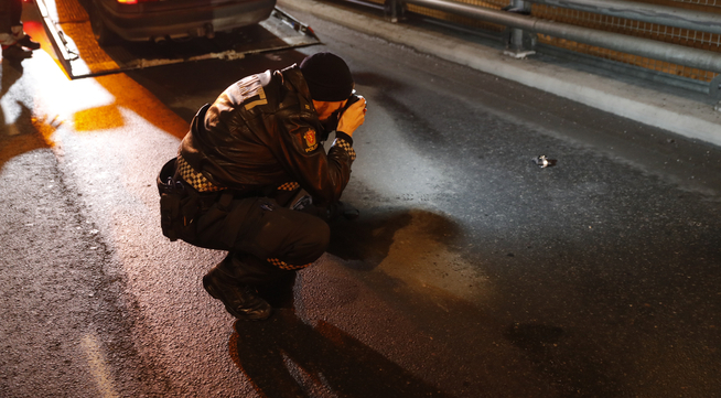 <p>TJUVGODS: Politet fotograferer klokken som ble funnet på stedet hvor fluktbilen ble forlatt.</p>