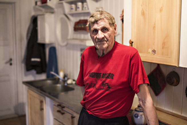<p>REDD: Olav Vale (86) har fått installert en ekstra dør i huset etter at politiet aksjonerte mot gården hans.</p>