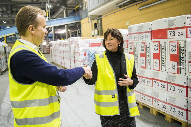 <p>MINDRE PENGER: DSB-sjef Cecilie Daae varsler nå hvilke oppgaver hun ikke kan løse etter store budsjettkutt de siste to årene. Her er hun sammen med utenriksminister Børge Brende (H) på et et lager for medisinsk utstyr på Oslo lufthavn Gardermoen.</p>