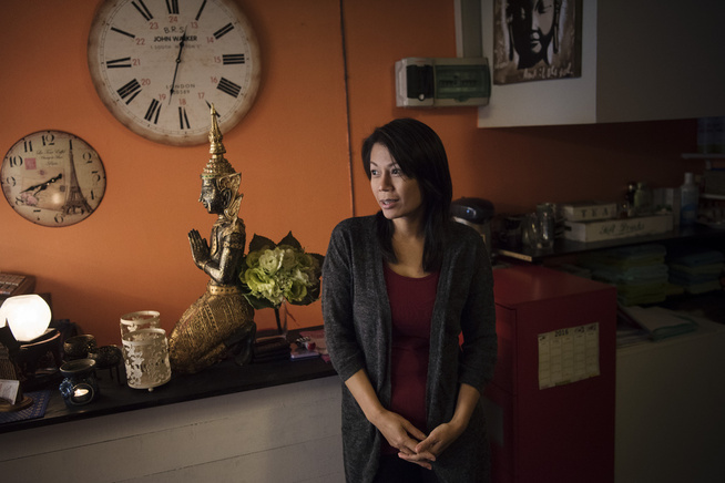 <p>FÅ KUNDER: Priylak Khamnok ved Tjabba Thaimassasje sier hun er avhengig av at oljearbeiderne kommer tilbake i jobb.</p>