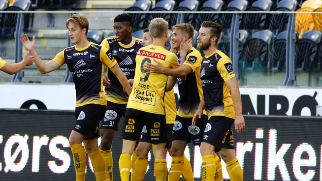 SCORET IGJEN: Steffen Lie Skålevik (i midten) feirer nok en scoring i den gule Start-trøya. Lånesoldaten fra Bergen har nå scoret fem mål på de fire siste kampene.