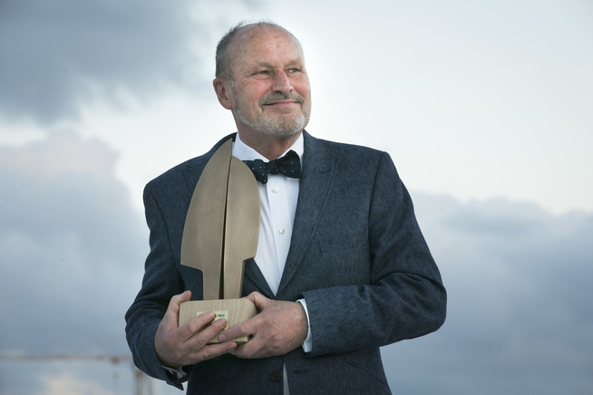 <p>FRITT ORD: Per Fugelli med prisen han fikk overrekt under en seremoni i operaen i 2013.</p>