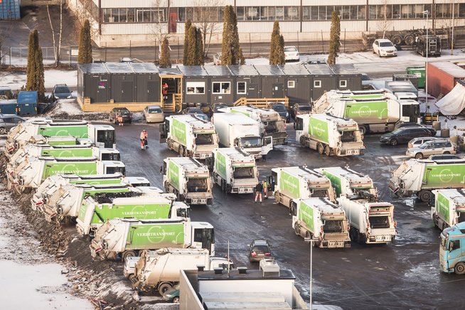 En del av renovasjonsbilene til Veireno på anlegget i Verkseier Furulundsvei 47 en fredag ved skifte mellom tidlig og senvakt. FOTO:TORE KRISTIANSEN, VG
