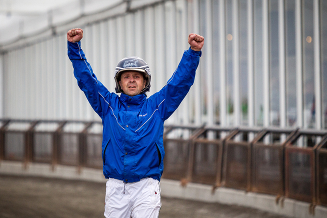 <p>SUKSESSTRENER: Hardtarbeidende Sigbjørn Kolnes kan trolig juble for en ny triumf med sin Emir la Brousse i V75-finalen.</p>