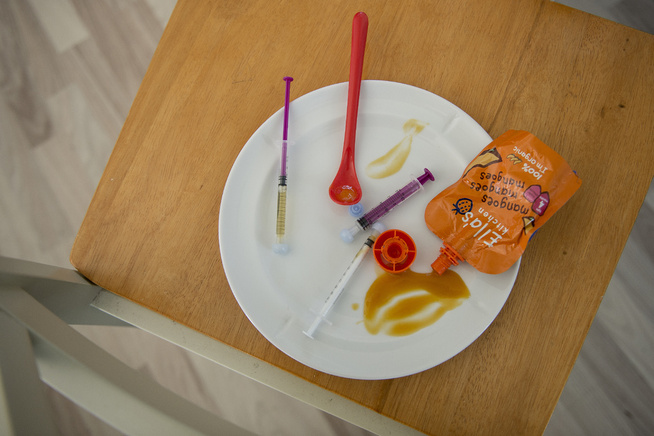 <p>OPPTUR: Zarah Angelica Museus Pedersen får vitamintilskudd og medisin hver dag, sammen med fruktyogurt og barnemat. Det har gitt henne et bedre liv, sier foreldrene.</p>