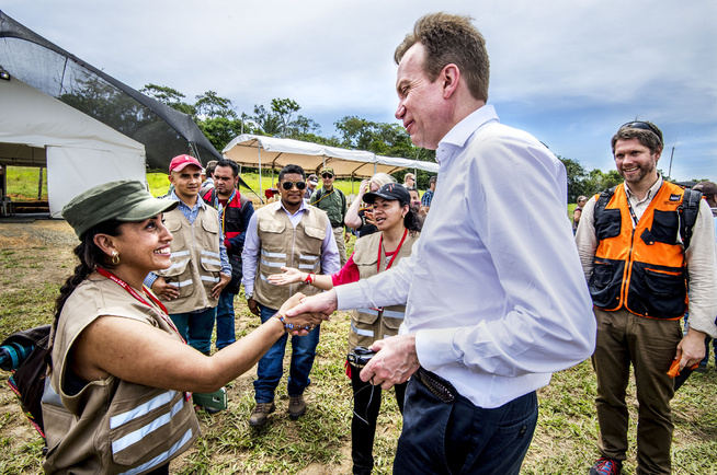 <p>GERILJA-BESØK: Utenriksministre Børge Brende legger fram en Stortingsmelding om regjeringens sikkerhetspolitiske veivalg. Her er Brende da han møtte representanter for FARC-geriljaen i Colombia i forrige måned. </p>
