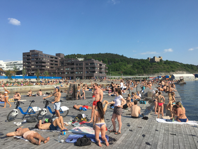 <p> GRIP DAGEN: Folk vet å nyte solen. Tirsdag ettermiddag hadde mange funnet veien til Sørenga i Oslo etter arbeidstids slutt.</p>