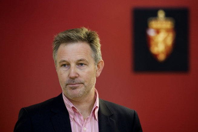 <p>UHELDIG: Avdelingsdirektør Erling Moe i Domstoladministrasjonen mener det er uheldig at folk pisker opp stemningen og deler personopplysninger og bilder av meddommerne.</p>