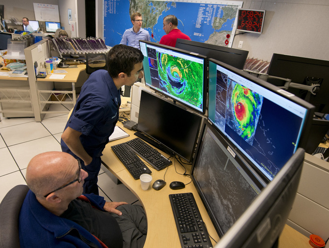 <p>OVERVÅKER UVÆRET: Meteorologene ved National Oceanic and Atmospheric Administration følger med på radar og infrarøde satellittbilder mens orkanen «Irma» kommer inn over Florida søndag.</p>