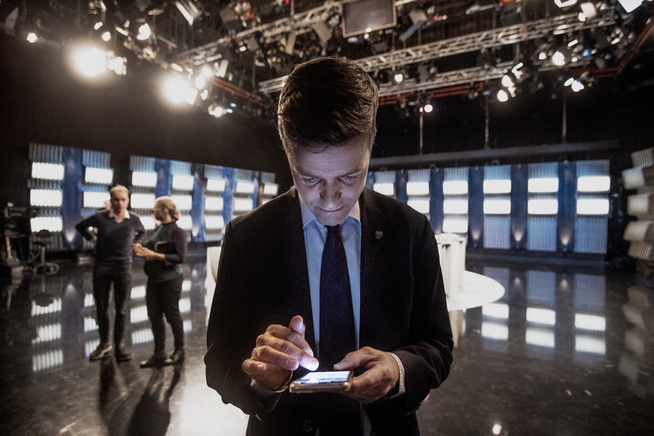 <p>VIL IKKE STYRE MED FRP: Knut Arild Hareide i NRKs studio. Partilederen i KrF ønsker ikke å sitter i regjering med Frp, men det kan bli aktuelt for Venstre.</p>