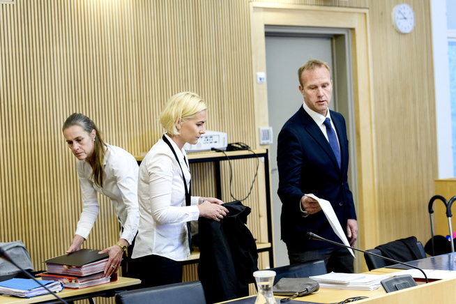 <p>I Kristiansand tingrett: Bistandsadvokat Kristine Eide representerer familien til Jakob Abdullahi Hassan og bistandsadvokat Tove Karlsen Westbye representerer familien til Tone Ilebekk. Her med statsadvokat Jan Tallaksen. FOTO: KLAUDIA LECH, VG</p>