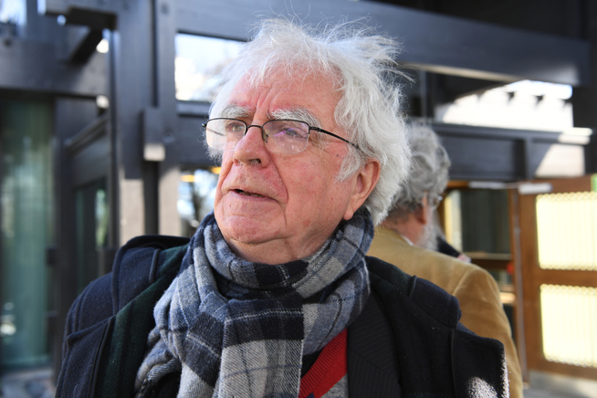 <p>FIN BISETTELSE: Jan Erik Vold var blant de fremmøtte i kapellet fredag.</p>