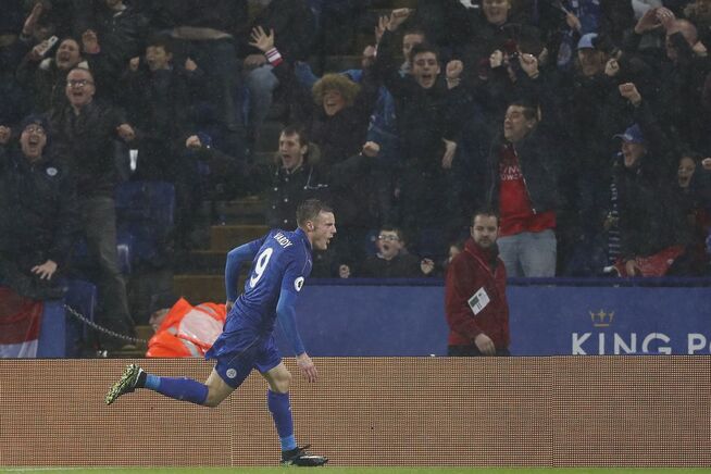 <p>ENDELIG HOLDT HAN FEST IGJEN: Leicester-spissen Jamie Vardy feirer det ene av sine tre mål mot Manchester City foran hjemmefansen på King Power Stadium.</p>