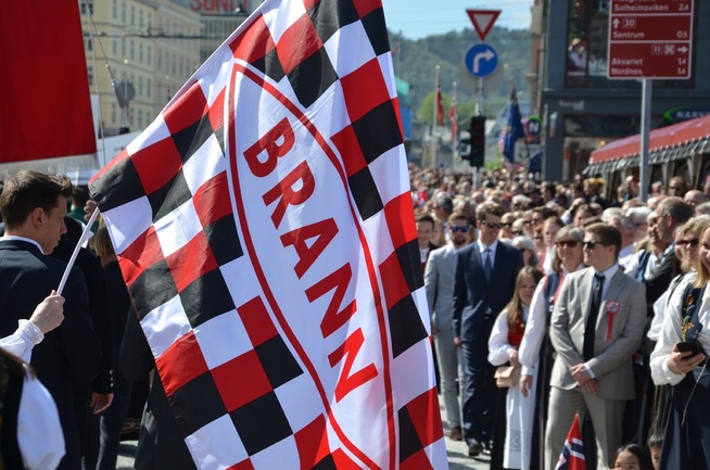 <p>VAIER I VINDEN: Brann-flagg og - vimpler var godt synlig i bybildet i Bergen 17. mai.</p>